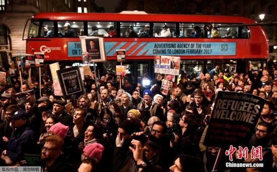 1月30日，人们在英国伦敦参加抗议活动。当日，大批民众走上伦敦街头，抗议美国总统特朗普日前公布的难民和移民新政。