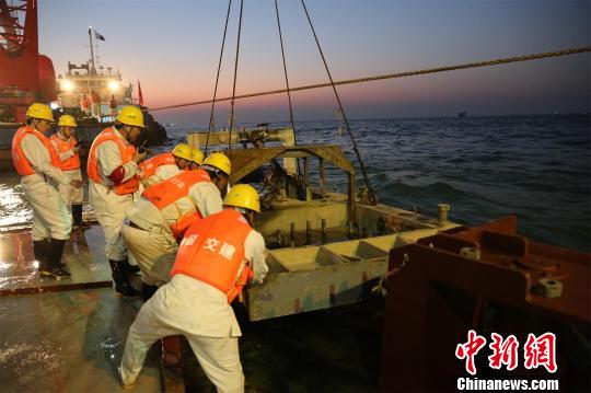 中交港珠澳大桥岛隧工程项目的安装人员在指挥安装E29沉管 陈向阳 摄