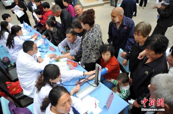 5月6日，位于河北邯郸涉县更乐镇东巷村的“健康小屋”里，来自该市第一医院信栓力健康小屋专家团队，正在为当地村民看病。据了解，自2012年以来，该市卫生局实施城乡居民“未病先防”工程，让北京医院专家和邯郸市级医院专家走进村户、社区，在基层卫生服务中心、乡镇卫生院开设以专家名字命名的“健康小屋”，每周定期对老人、妇女儿童、慢性病患者进行健康教育、健康干预和疾病早期筛查，降低民众患病率，一定程度上解决基层市民看病难现象。目前，邯郸市已经有75家医院参加，建成1600余个小屋，有包括专家在内近8000医务人员赴基层干预村民健康。 <a target='_blank' href='http://www.chinanews.com/'>中新社</a>发 翟羽佳 摄