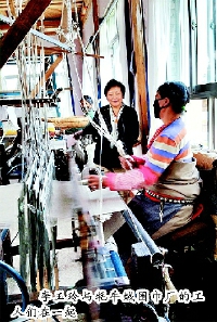     李玉玲与牦牛绒围巾厂的工人们在一起