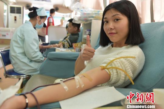 图为南宁职业技术学院学生在进行无偿献血。　邓天运 摄