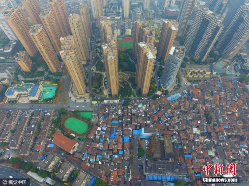 资料图：上海最大的棚户区——张桥，航拍镜头下，低矮的棚户区密密麻麻，与周边的高端楼盘形成了鲜明的对比。