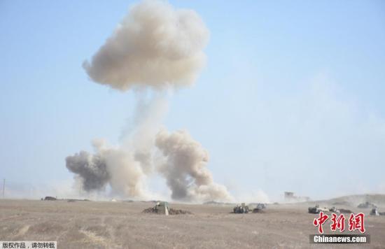 2月22日，在伊拉克摩苏尔西部，伊拉克“人民动员军”成员向“伊斯兰国”武装分子发射炮弹。伊拉克联合行动指挥部21日发表声明说，反恐部队和联邦警察部队等从摩苏尔南部和西南部地区向盘踞在那里的“伊斯兰国”等武装人员发动攻击，收复了城市外多个村庄，已抵达摩苏尔国际机场外围。当前，摩苏尔战役已经进入最后、最艰难阶段。