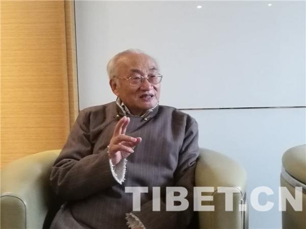 △图为特意穿上藏装的张小平接受中国西藏网记者采访，摄影：苏文彦