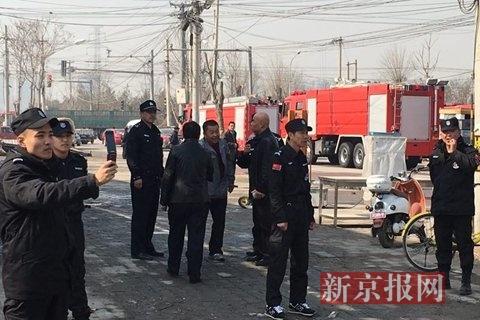 记者采访来广营火灾 被6男子放倒在地抢走手机