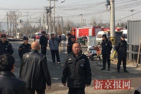 记者采访来广营火灾 被6男子放倒在地抢走手机