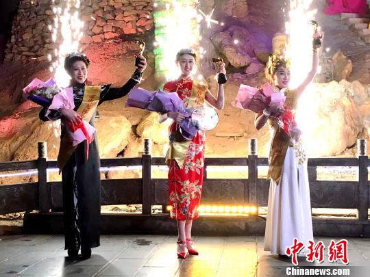 2017黄龙洞旗袍盛典冠军周丹宁(中)、亚军郑萍(左)，季军侯诗曼。