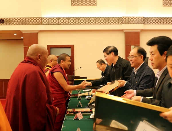 2月21日，全省藏传佛教寺庙分类管理达标升级暨第二批文明和谐寺庙表彰工作会议在蓉举行。