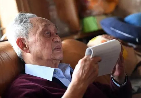 93岁高龄的黄幸日前接受新华社记者专访