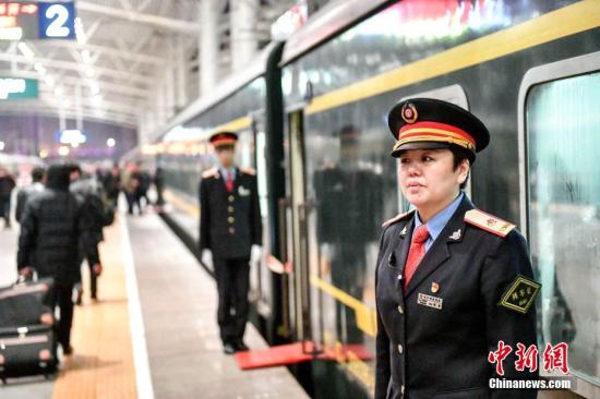 资料图：2月10日，从哈尔滨开往重庆的K1062次列车上，50岁的列车长韩波迎来了她退休前最后一次乘务工作。<a target='_blank' href='http://www.chinanews.com/'>中新社</a>记者 王舒 摄