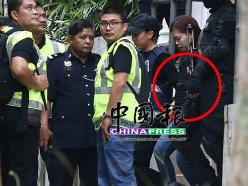 马来西亚以谋杀罪名起诉2名女性嫌犯，她们涉嫌在吉隆坡机场用神经毒气袭击一名朝鲜男子，致其死亡。此案将于4月13日过堂。在谋杀罪名下，唯一的刑罚是绞刑。