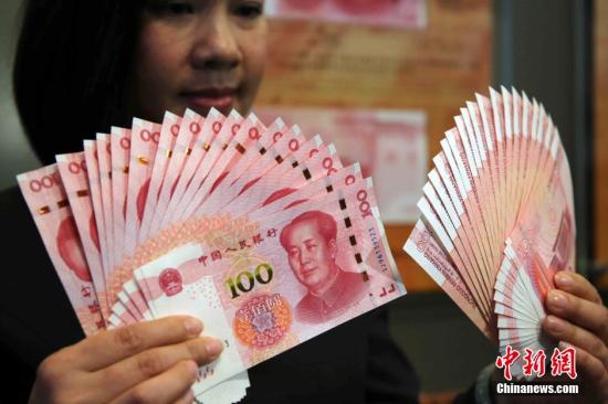 2016年，中国已安排财政赤字2.18万亿元。 资料图：人民币 。 <a target='_blank' href='http://www.chinanews.com/'>中新社</a>记者 洪少葵 摄。