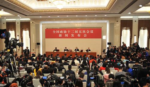3月2日，全国政协十二届五次会议新闻发布会在北京人民大会堂举行。图为新闻发布会现场。