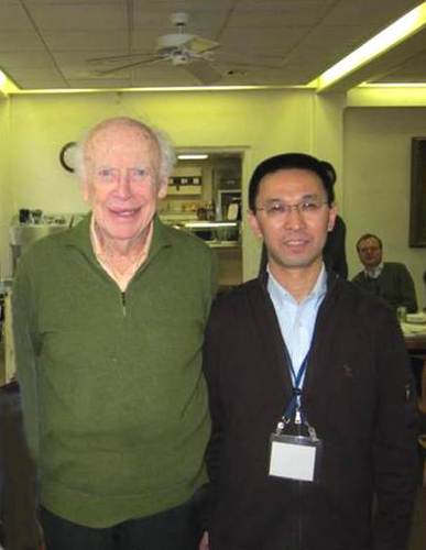 罗永章（右）和詹姆斯·沃森在DNA双螺旋发现60周年纪念会上