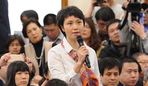 3月2日，全国政协十二届五次会议新闻发布会在人民大会堂一层新闻发布厅举行。图为新华社记者提问。
