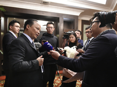 刘汉元委员接受记者采访
