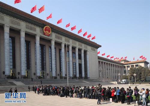 3月3日，中国人民政治协商会议第十二届全国委员会第五次会议在北京人民大会堂开幕。这是记者在排队等待进入人民大会堂。 新华社记者 张铖 摄