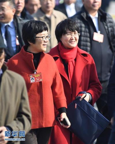 月3日，中国人民政治协商会议第十二届全国委员会第五次会议在北京人民大会堂开幕。这是全国政协委员抵达天安门广场。 新华社记者 金良快摄