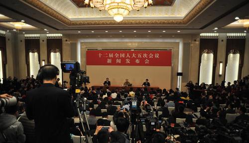 3月4日，十二届全国人大五次会议在北京人民大会堂举行新闻发布会。大会发言人傅莹就大会议程和人大工作相关的问题回答中外记者的提问。图为新闻发布会现场。