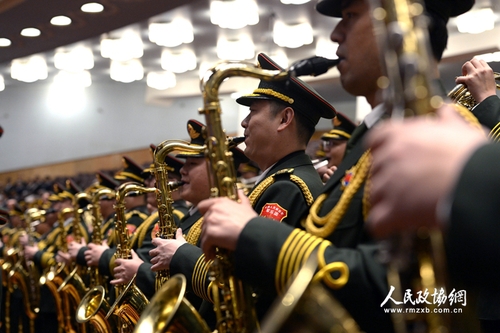 3月3日，全国政协十二届五次会议在北京人民大会堂开幕。图为军乐团入场就位，乐声响起。人民政协网记者 齐波摄