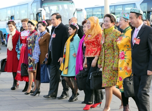 3月5日，第十二届全国人民代表大会第五次会议在北京人民大会堂开幕。这是代表们走向会场。
