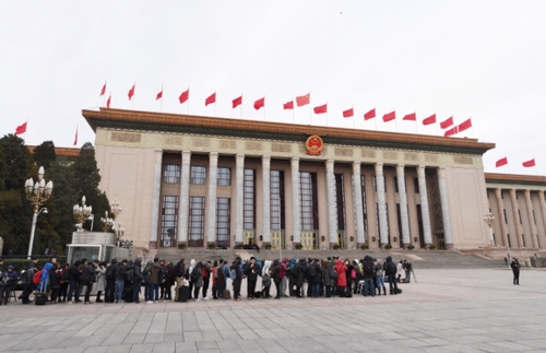 3月5日，第十二届全国人民代表大会第五次会议在北京人民大会堂开幕。这是记者排队等候进入人民大会堂。