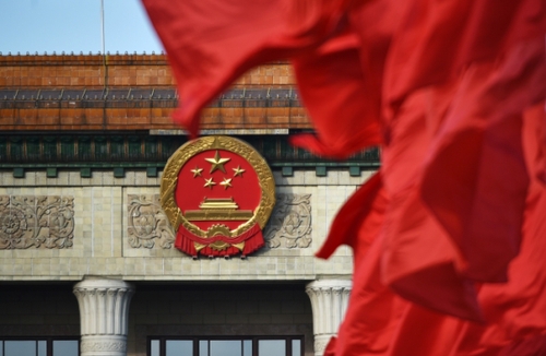 3月5日，第十二届全国人民代表大会第五次会议在北京人民大会堂开幕。这是天安门广场上红旗飘扬。
