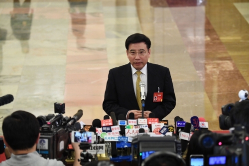 3月5日，第十二届全国人民代表大会第五次会议在北京人民大会堂开幕。这是工业和信息化部部长苗圩接受采访。