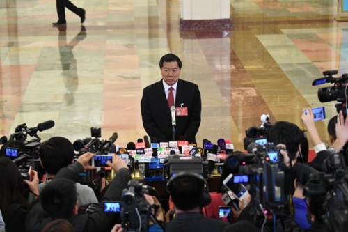 3月5日，第十二届全国人民代表大会第五次会议在北京人民大会堂开幕。这是国家发展和改革委员会主任何立峰接受采访。