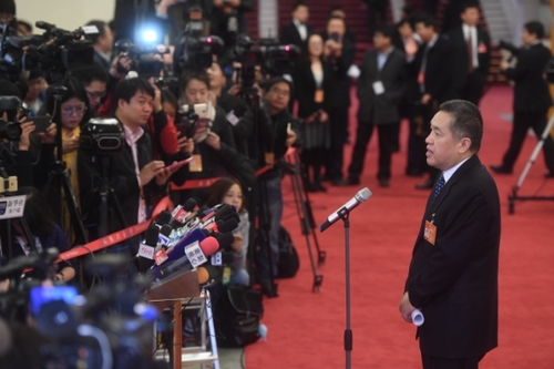 3月5日，第十二届全国人民代表大会第五次会议在北京人民大会堂开幕。这是国家工商行政管理总局局长张茅接受采访。