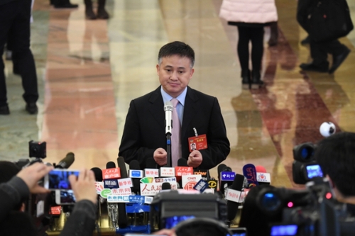3月5日，第十二届全国人民代表大会第五次会议在北京人民大会堂开幕。这是国家外汇管理局局长潘功胜接受采访。