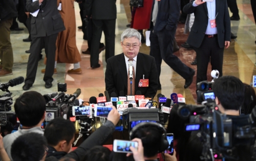 3月5日，第十二届全国人民代表大会第五次会议在北京人民大会堂开幕。这是国务院扶贫办主任刘永富接受采访。