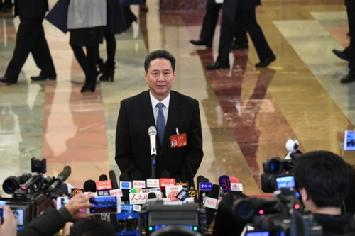 3月5日，第十二届全国人民代表大会第五次会议在北京人民大会堂开幕。这是交通运输部部长李小鹏接受采访。