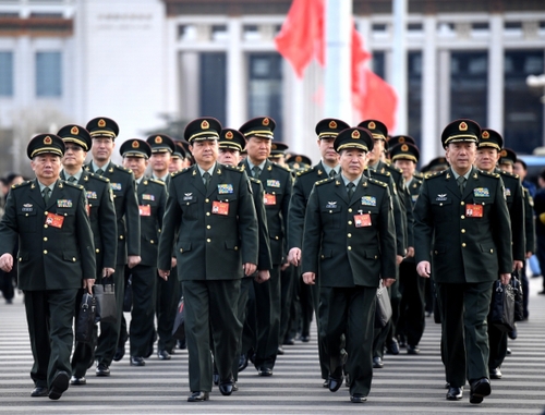3月5日，第十二届全国人民代表大会第五次会议在北京人民大会堂开幕。这是解放军代表走向会场。