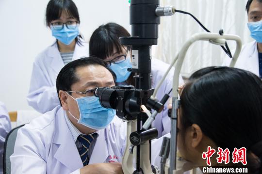 中国中医科学院眼科医院副院长亢泽峰为患者义诊 李南轩 摄