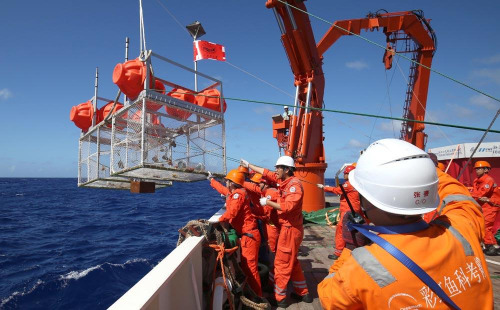 上海海洋大学深渊科学技术研究中心团队布放“彩虹鱼”3号着陆器。2016年，“彩虹鱼”成功挑战全球大洋最深极——马里亚纳海沟，标志着我国成为世界上第三个掌握全海深无人深潜器技术的国家，也是第一个拥有无人深潜器和多台着陆器协同作业能力的国家。