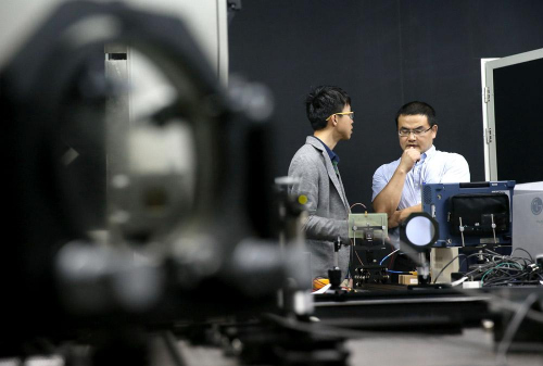 上海光源同步光诊断实验室科研团队商讨实验方案。 