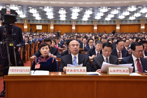 内蒙古自治区代表团、吉林省代表团、上海市代表团在会上。