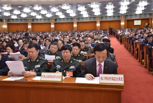 中国人民解放军代表团、澳门特别行政区代表团在会上。