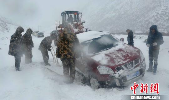 川藏线突降暴雪多车被困获救