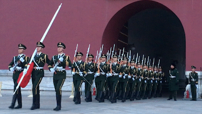 2017年3月5日，第十二届全国人民代表大会第五次会议在北京人民大会堂开幕。当天执行升旗仪式的国旗护卫队走出天安门。