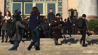 2017年3月5日，第十二届全国人民代表大会第五次会议在北京人民大会堂开幕。清晨人民大会堂外，代表与媒体工作者等陆续入场，安保人员进行巡视。