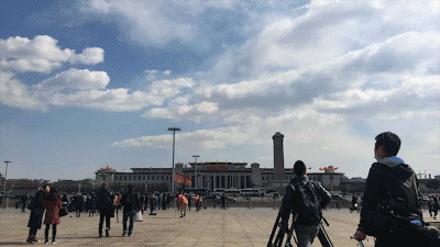 2017年3月5日，第十二届全国人民代表大会第五次会议在北京人民大会堂开幕。人民大会堂、天安门与人民英雄纪念碑前延时摄影