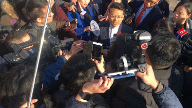 2017年3月5日，第十二届全国人民代表大会第五次会议在北京人民大会堂开幕。一位代表在人民大会堂外遭媒体“围堵”。
