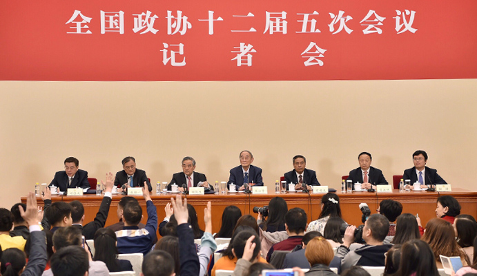 政协委员谈促进经济平稳健康发展 