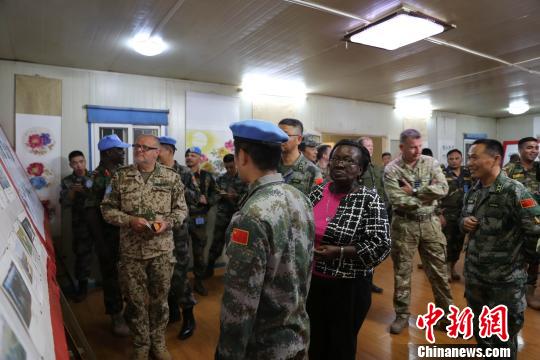军事代表团参观中国工兵工作图片展。　李欣 摄