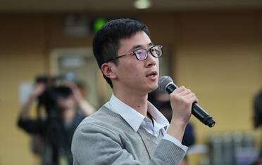 中国网记者提问“营改增成效”