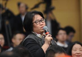 中国妇女报记者提问“去年扶贫工作中的典型经验”