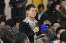 上海澎湃新闻记者提问“中国外交如何与新媒体融合”