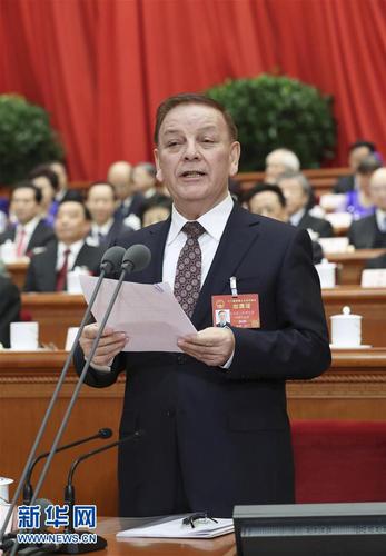 3月8日，十二届全国人大五次会议在北京人民大会堂举行第二次全体会议。艾力更·依明巴海主持会议。 新华社记者 马占成 摄
